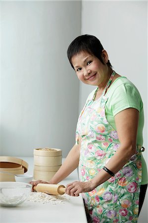 prep - Mature Chinese woman cooking Foto de stock - Sin royalties Premium, Código: 656-03519520