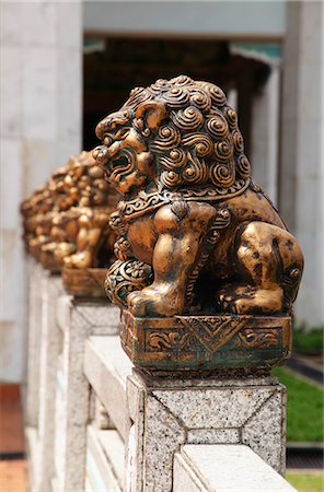 Row of bronze lions in front of temple Foto de stock - Sin royalties Premium, Código: 656-03519573
