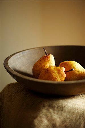 food ingredients still life - Ripe Pears in a Wooden Bowl Stock Photo - Premium Royalty-Free, Code: 659-06154014