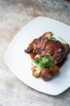 faisan - Faisan rôti avec une purée de panais et de chou-fleur Photographie de stock - Premium Libres de Droits, Code: 659-06154018