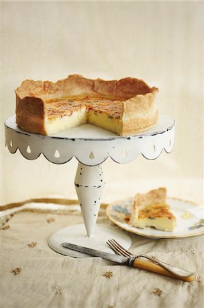 flan (cake or tart) - Sundried Tomato Quiche on a White Cake Stand; Slice Removed Foto de stock - Sin royalties Premium, Código: 659-06154025