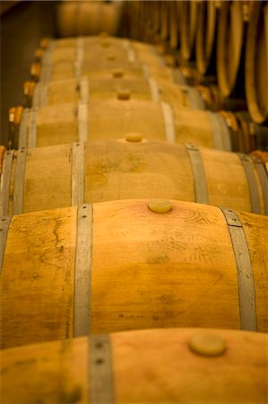 Wooden barrels in a wine cellar (Chateau Lynch-Bages, Frankreich) Foto de stock - Sin royalties Premium, Código: 659-06154068