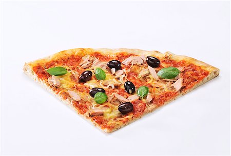 simsearch:659-01859987,k - Une tranche de pizza au thon, olives et basilic Photographie de stock - Premium Libres de Droits, Code: 659-06154096