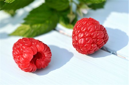 Deux framboises (gros plan) Photographie de stock - Premium Libres de Droits, Code: 659-06154098