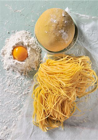 simsearch:659-07597015,k - Pasta dough, flour, egg and homemade tagliatelle Foto de stock - Royalty Free Premium, Número: 659-06154092