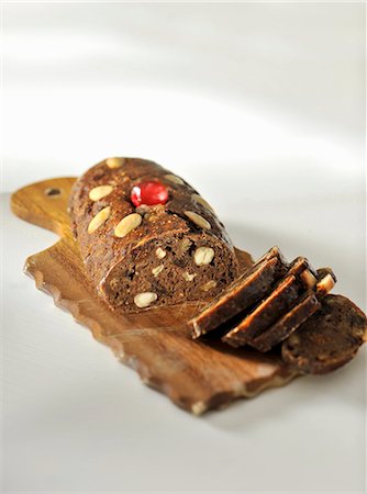 Fruit bread with almonds, sliced Fotografie stock - Premium Royalty-Free, Codice: 659-06154100