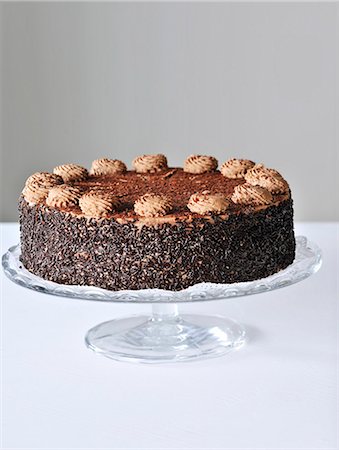 A chocolate cake with chocolate strands Foto de stock - Sin royalties Premium, Código: 659-06154101