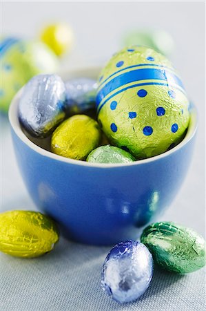 Chocolate Easter eggs in coloured foil Foto de stock - Sin royalties Premium, Código: 659-06154127