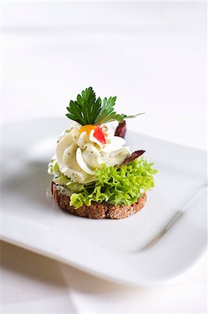 A canape with cream cheese and lettuce Stock Photo - Premium Royalty-Free, Code: 659-06154128