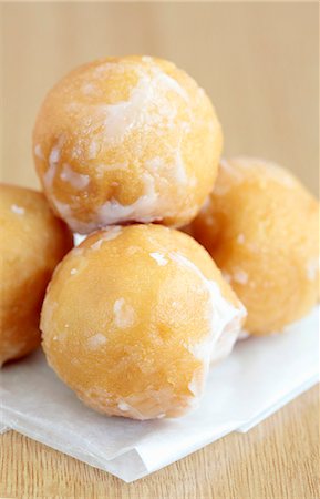 sucre en poudre - Boulettes de pâte frites avec le sucre à glacer Photographie de stock - Premium Libres de Droits, Code: 659-06154134