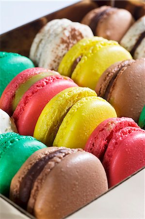 simsearch:659-06671400,k - A box of colourful macaroons (detail) Foto de stock - Sin royalties Premium, Código: 659-06154145