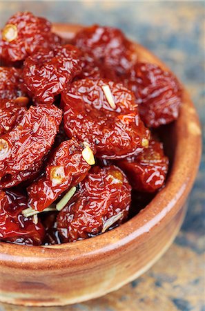 dried tomato - A bowl of dried tomatoes in a ceramic bowl Foto de stock - Sin royalties Premium, Código: 659-06154140