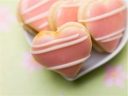 preserver - A bowl of pink heart biscuits filled with jam Stock Photo - Premium Royalty-Free, Code: 659-06154159
