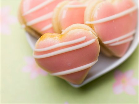 frosted glass - A bowl of pink heart biscuits filled with jam Foto de stock - Sin royalties Premium, Código: 659-06154159