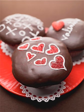 simsearch:659-07028371,k - Chocolate cupcakes for Valentine's day Fotografie stock - Premium Royalty-Free, Codice: 659-06154152