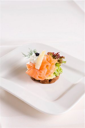 Un canapé au saumon fumé Photographie de stock - Premium Libres de Droits, Code: 659-06154169