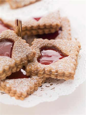 Jam biscuits with icing sugar on a cake stand Foto de stock - Sin royalties Premium, Código: 659-06154161