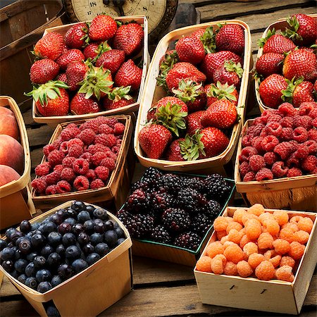 simsearch:659-06155548,k - Nombreux paniers d'assortiments de petits fruits frais ; Échelle Photographie de stock - Premium Libres de Droits, Code: 659-06154198