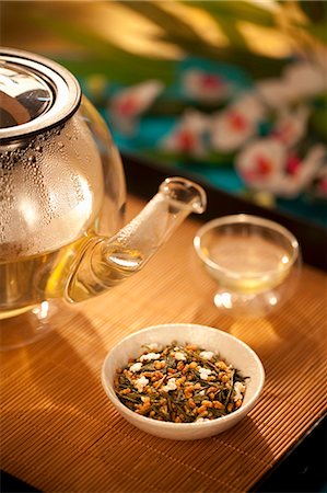 simsearch:659-01849209,k - Thé japonais Genmaicha dans un bol avec clair verre théière et tasse ; Sur le plateau de bambou Photographie de stock - Premium Libres de Droits, Code: 659-06154191