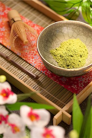 Japanese Matcha Green Tea Powder in a Bowl on Tray; Flowers Stock Photo - Premium Royalty-Free, Code: 659-06154192