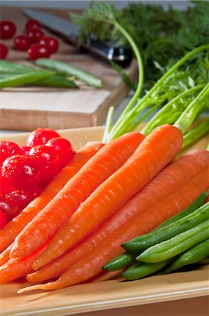 simsearch:659-08513089,k - Organic Carrots with Green Beans and Grape Tomatoes Fotografie stock - Premium Royalty-Free, Codice: 659-06154227