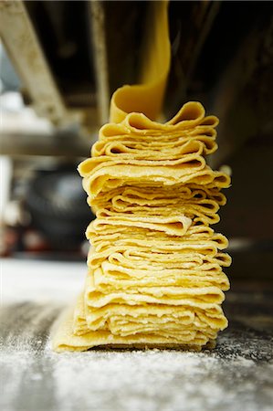 simsearch:659-01858218,k - Fresh Sheets of Pasta Being Made Foto de stock - Royalty Free Premium, Número: 659-06154238