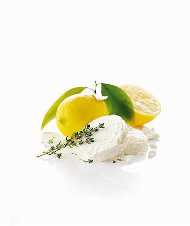 simsearch:659-06154263,k - Goat cheese, thyme and lemons Foto de stock - Sin royalties Premium, Código: 659-06154264