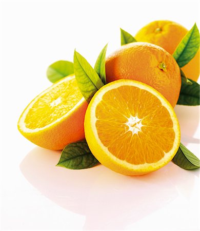 simsearch:659-06152657,k - Oranges avec des feuilles Photographie de stock - Premium Libres de Droits, Code: 659-06154316