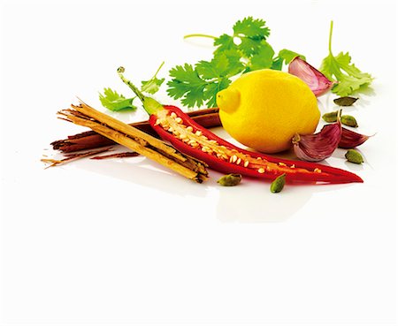 fruit and white background - Citron, piment, ail, feuilles de coriandre et épices Photographie de stock - Premium Libres de Droits, Code: 659-06154312