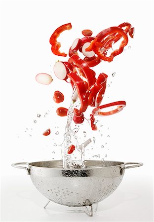 simsearch:659-06495285,k - Poivrons, des tomates et des radis, lavés dans une passoire Photographie de stock - Premium Libres de Droits, Code: 659-06154335
