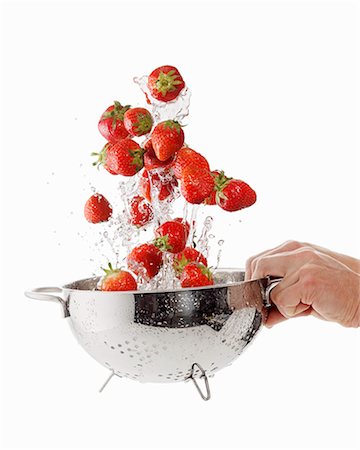 dropping (action) - Laver les fraises Photographie de stock - Premium Libres de Droits, Code: 659-06154331