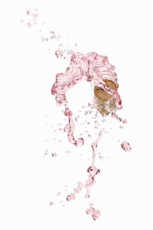 splash - A splash of rose wine with a cork Foto de stock - Sin royalties Premium, Código: 659-06154351