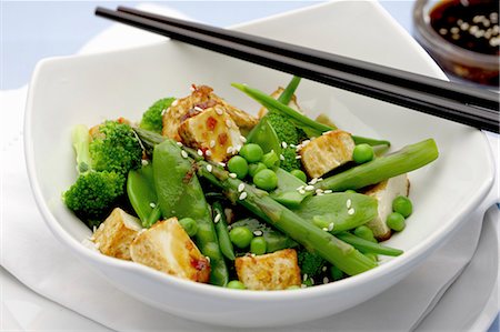 Tofu grillé au sésame et une salade de légumes verte (Asie) Photographie de stock - Premium Libres de Droits, Code: 659-06154387