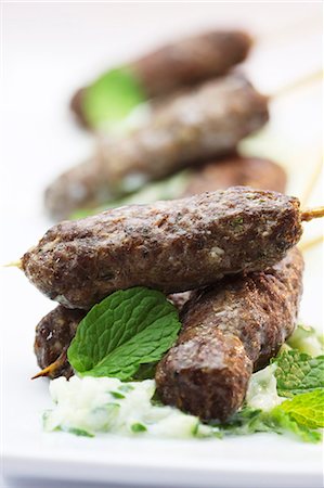 simsearch:659-06152705,k - Lamb kofte with tzatziki and mint Foto de stock - Sin royalties Premium, Código: 659-06154388