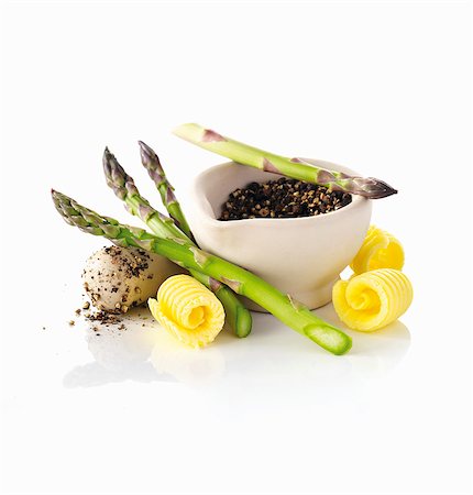 Asparagus, butter curls and peppercorns in a mortar Fotografie stock - Premium Royalty-Free, Codice: 659-06154417