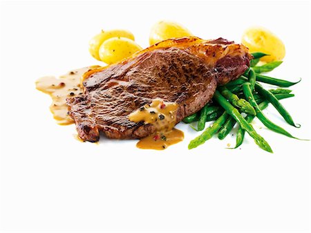 simsearch:659-06306679,k - Bifteck de surlonge avec pommes de terre, asperges et sauce au poivre Photographie de stock - Premium Libres de Droits, Code: 659-06154420