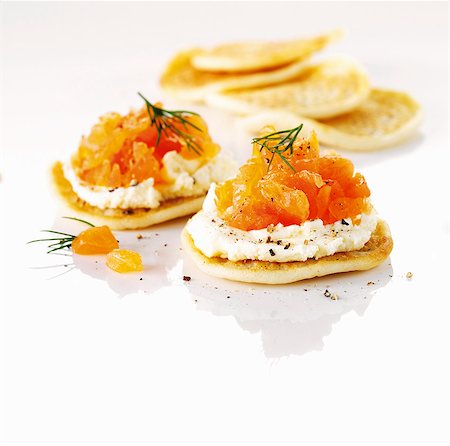 Blinis with smoked salmon and cream cheese Foto de stock - Sin royalties Premium, Código: 659-06154435