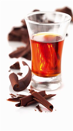 simsearch:659-08905395,k - Liqueur dans un verre avec des copeaux de chocolat Photographie de stock - Premium Libres de Droits, Code: 659-06154462