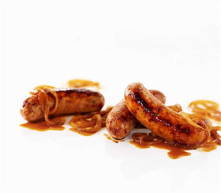 simsearch:659-01864037,k - Saucisses de Cumberland avec sauce à l'oignon Photographie de stock - Premium Libres de Droits, Code: 659-06154485