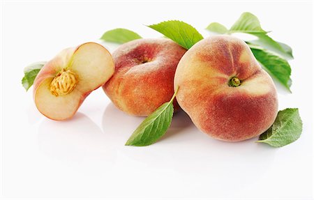 peach (fruit) - Vineyard peach with leaves Foto de stock - Sin royalties Premium, Código: 659-06154488