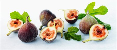 fico - Fresh figs with leaves, whole and halves Fotografie stock - Premium Royalty-Free, Codice: 659-06154495