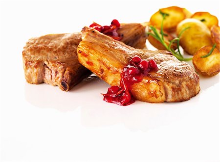 Lamb chops with cranberries and roast potatoes Foto de stock - Royalty Free Premium, Número: 659-06154523