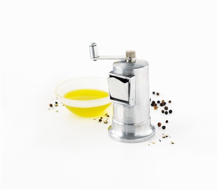 simsearch:659-06494053,k - Pepper grinder, peppercorns and olive oil Foto de stock - Sin royalties Premium, Código: 659-06154536