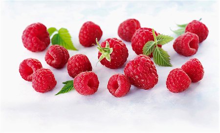 simsearch:659-06372461,k - Fresh raspberries with leaves Foto de stock - Royalty Free Premium, Número: 659-06154554