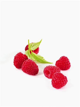 raspberries - Six raspberries with leaves Stock Photo - Premium Royalty-Free, Code: 659-06154552