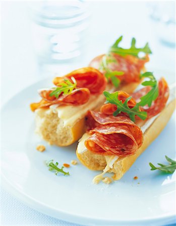 Baguette with salami and rocket Foto de stock - Sin royalties Premium, Código: 659-06154575