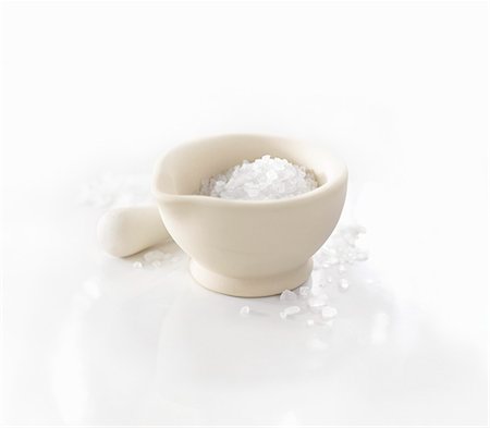 Kosher salt in a mortar Fotografie stock - Premium Royalty-Free, Codice: 659-06154578