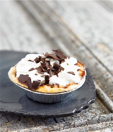 simsearch:659-01854693,k - Mini Chocolate Banana Cream pie in a Disposable Baking Tin Fotografie stock - Premium Royalty-Free, Codice: 659-06154587