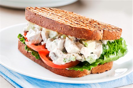 simsearch:659-07610237,k - Poulet salade Sandwich sur pain grillé Photographie de stock - Premium Libres de Droits, Code: 659-06154596