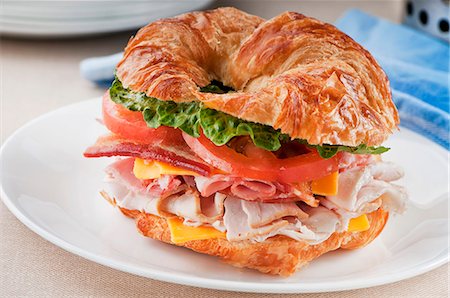 pavo (alimento) - Club Sandwich on a Croissant Foto de stock - Sin royalties Premium, Código: 659-06154597